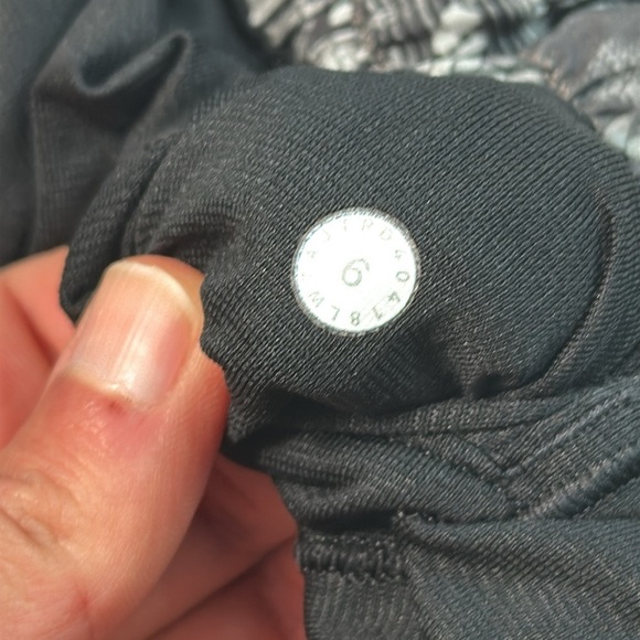 Lululemon Hotty Hot Short II *2.5" Masked Lace Starlight Black - Picture 4 of 5